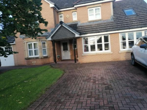 Modern luxurious 4 bedroom home 10 mins from city centre